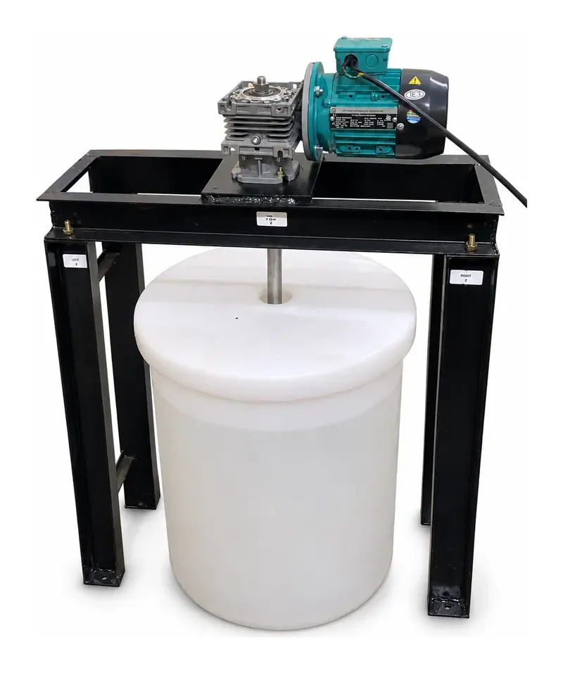 Agitator with gear motor on a tank stand