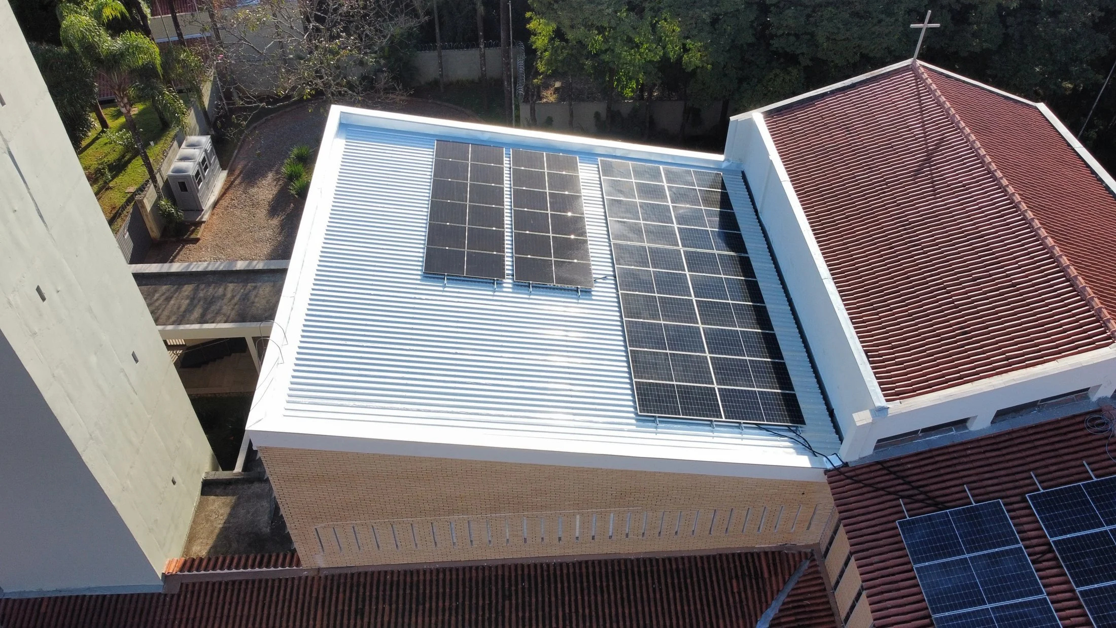 Módulos solares em telhado metálico
