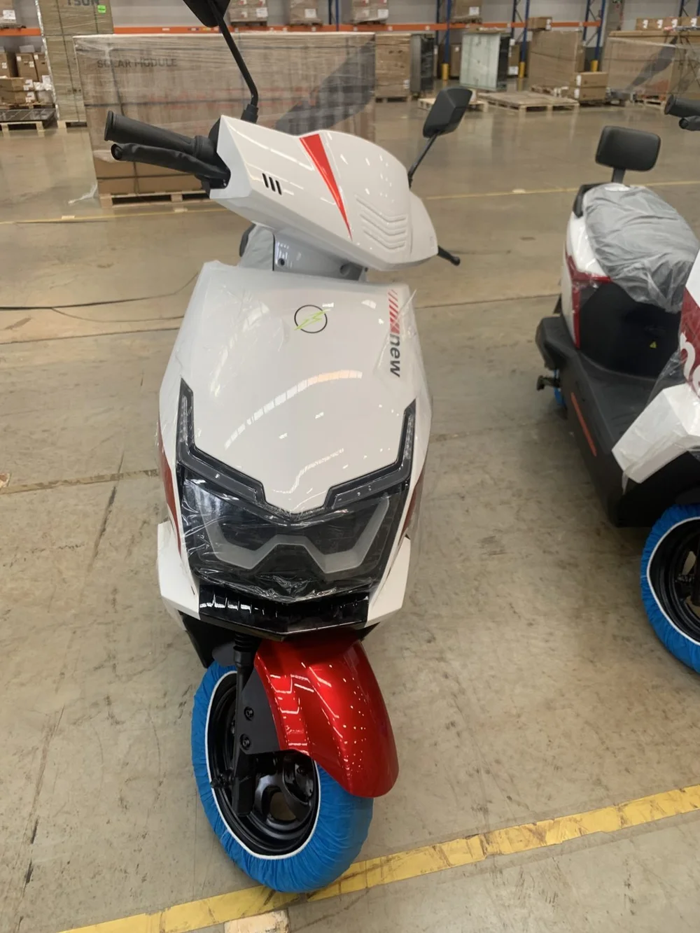 Scooter esportiva branca e vermelha
