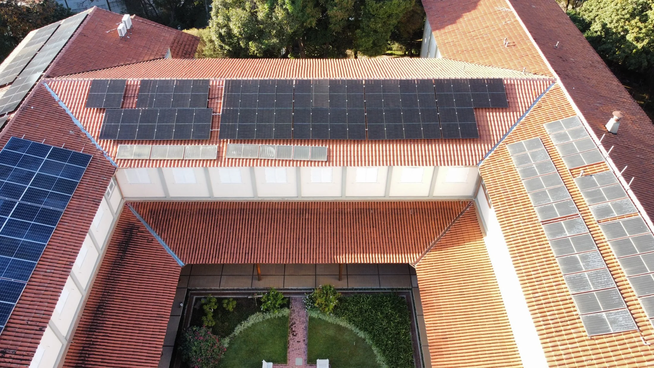 Usina solar com pátio interno