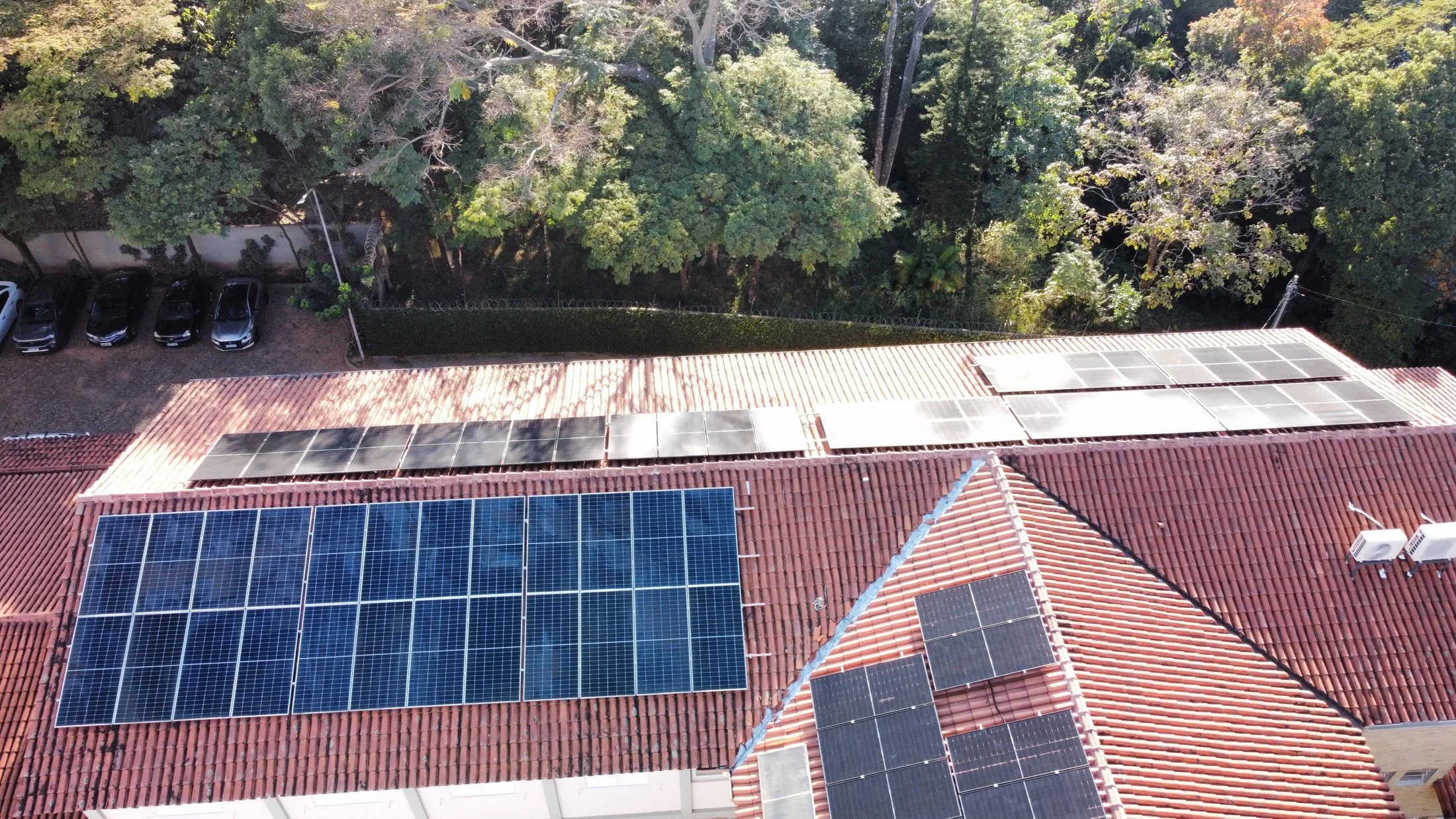 Vista aérea de usina solar