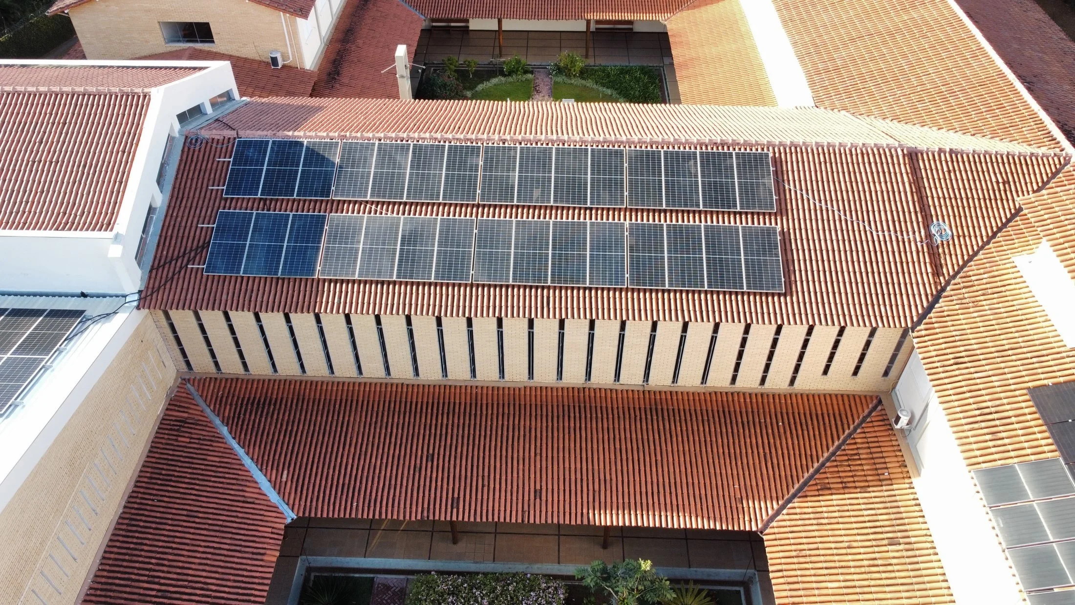 Módulos solares instalados em telhado