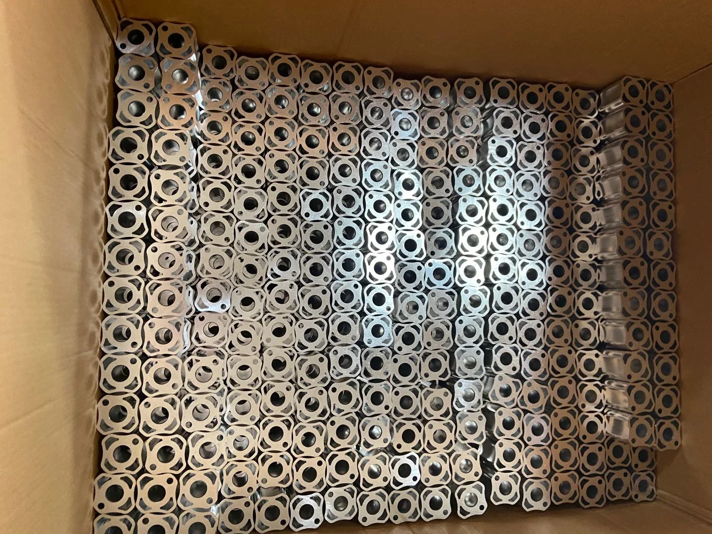 Components packed with protective separation