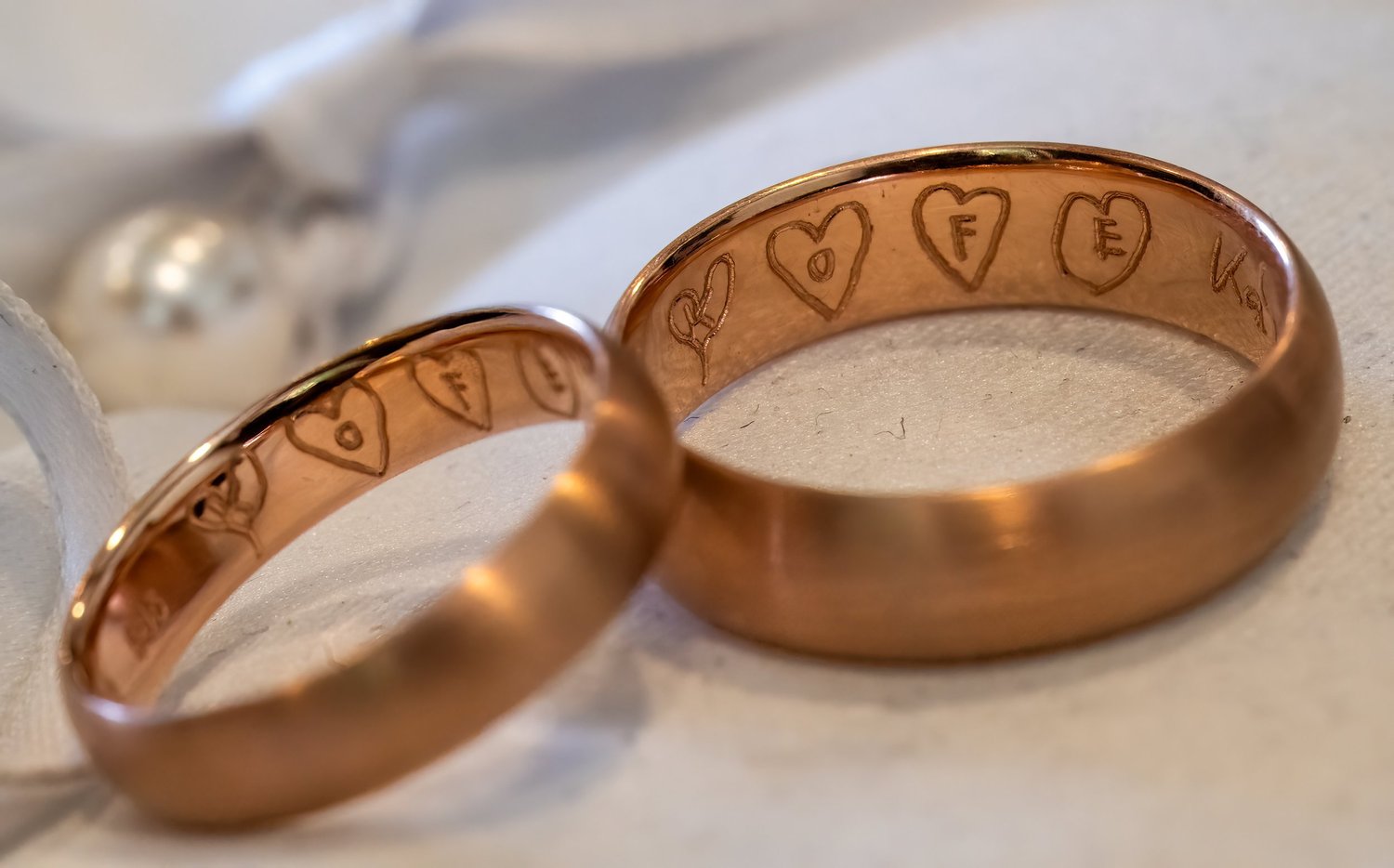 Gravierte goldene Eheringe