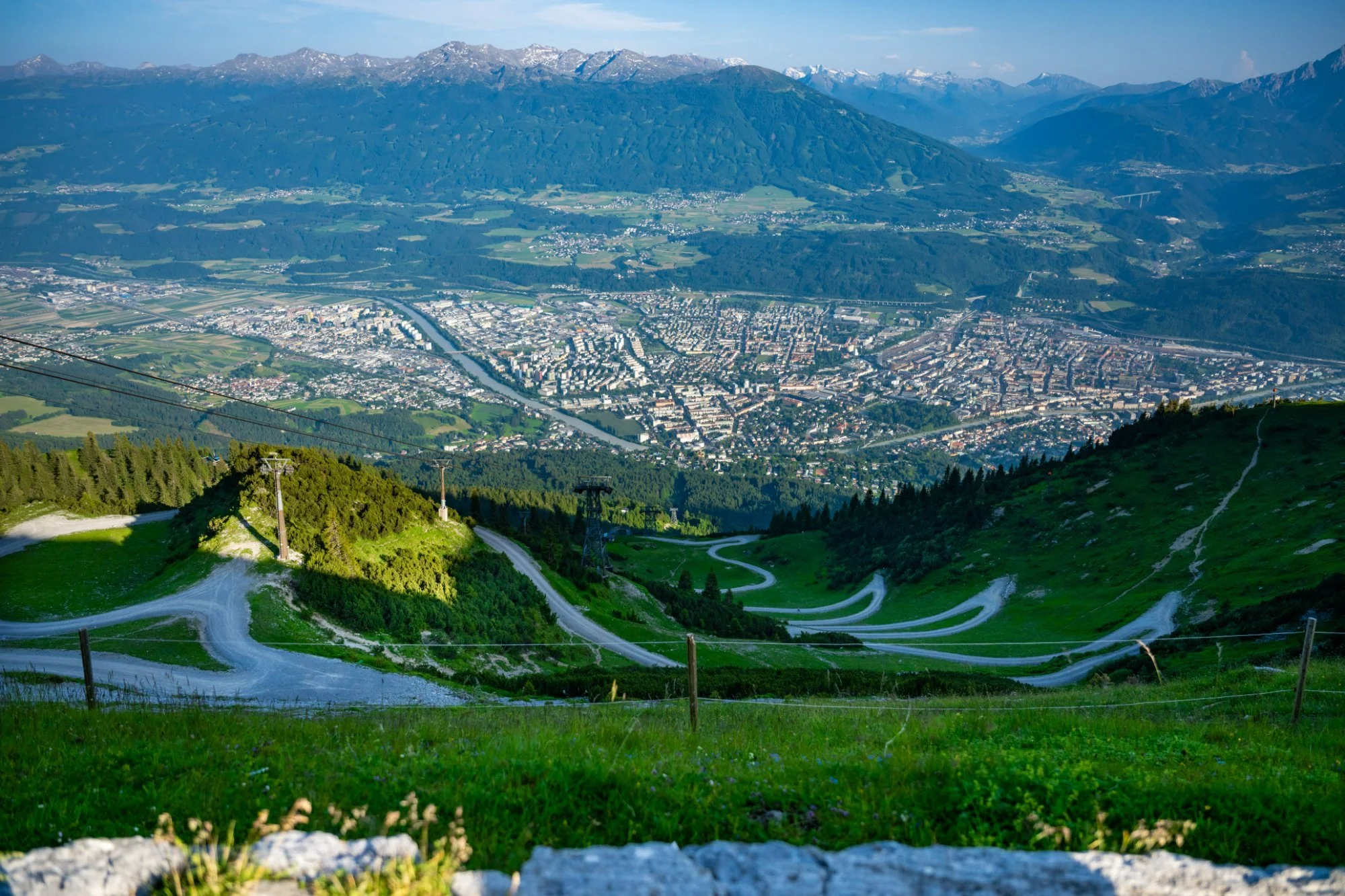 Blick von der Seegrube auf Innsbruck und die Berge
