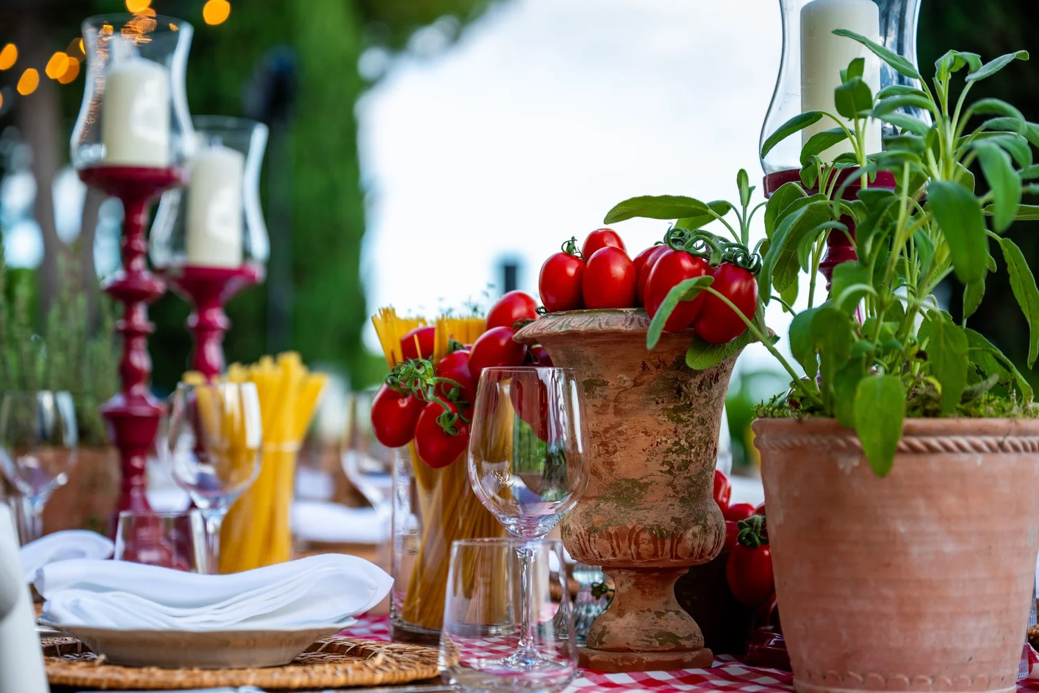 Gedeckte Tafel mit Kerzenleuchtern