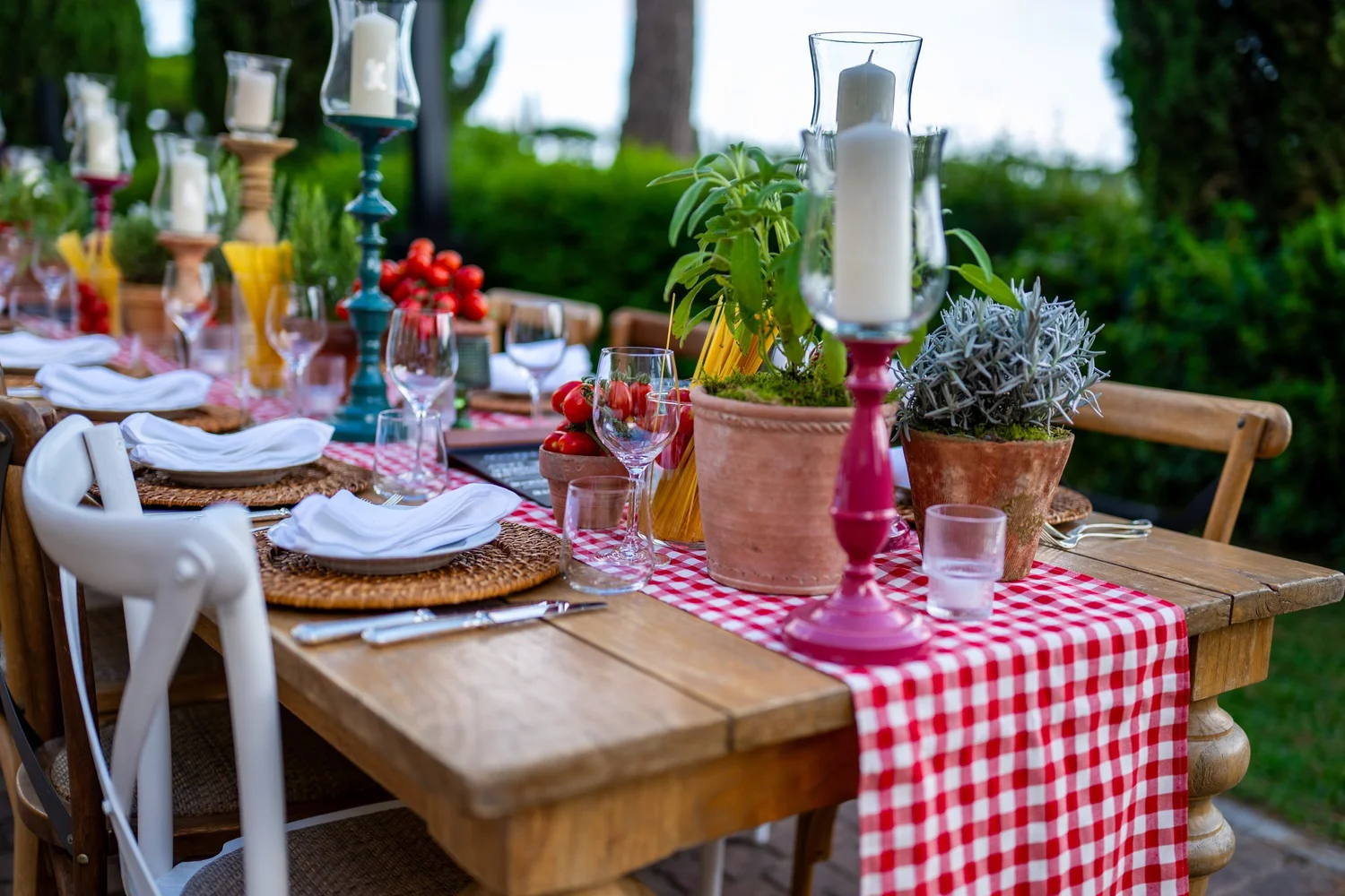 Festtafel mit karierten Tischdecken