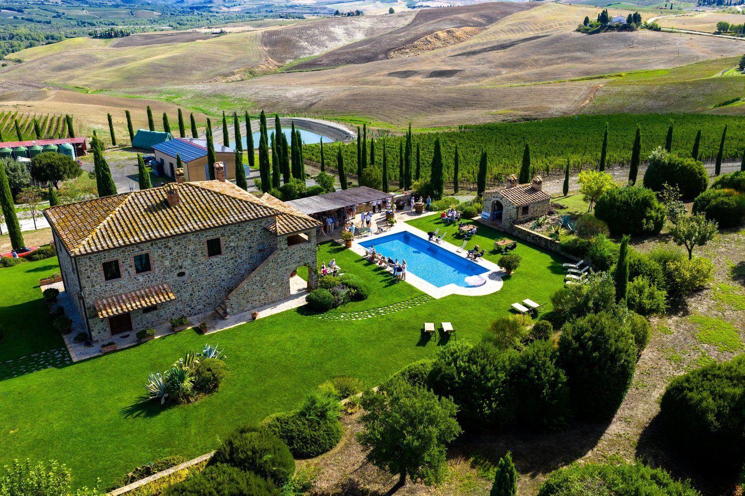 Villa mit Pool aus der Luft