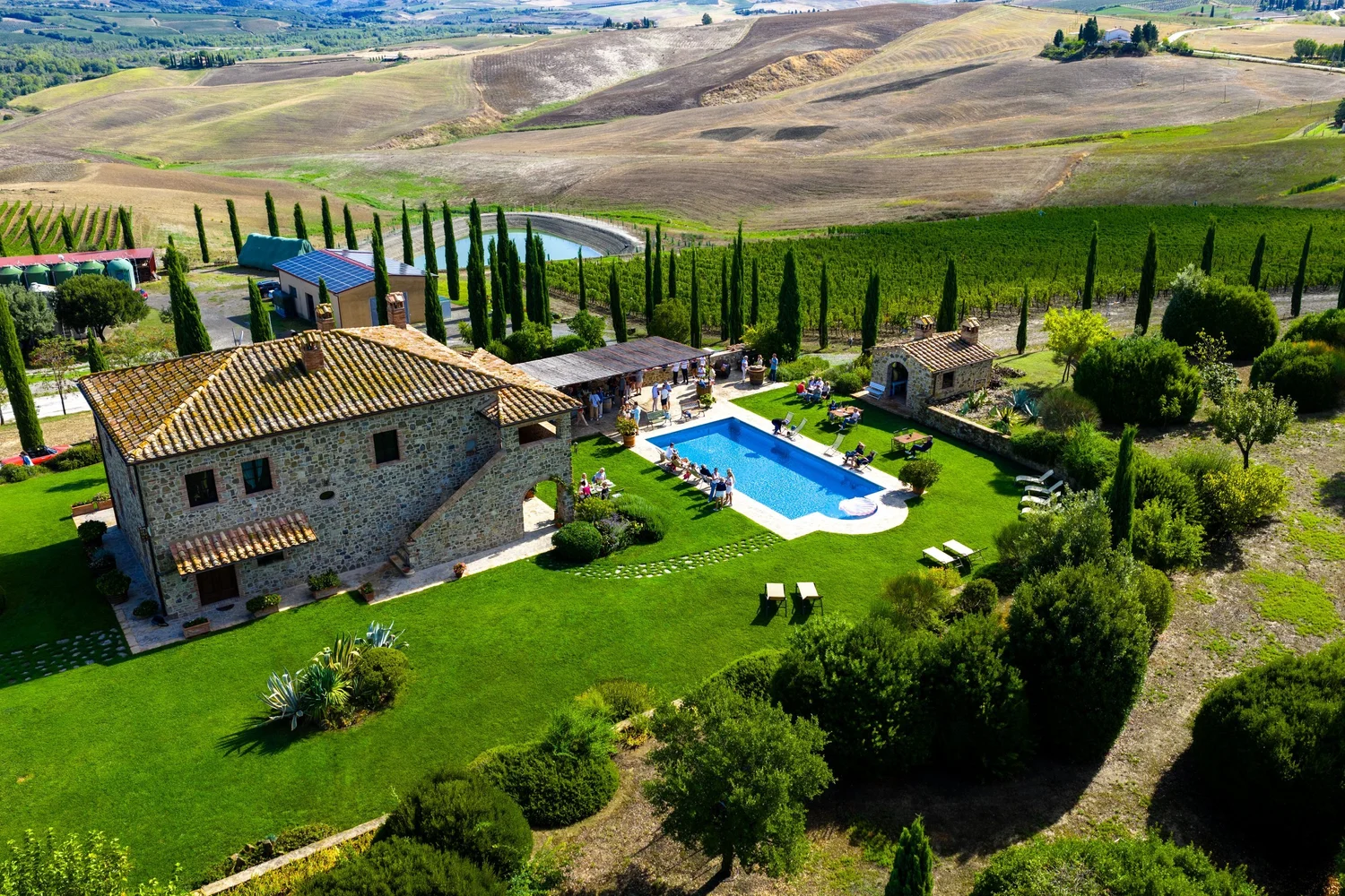 Villa mit Pool aus der Luft