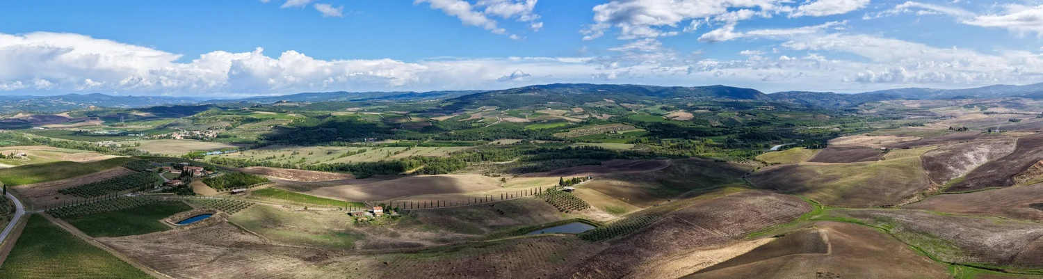 Panorama-Drohnenaufnahme einer Hügellandschaft