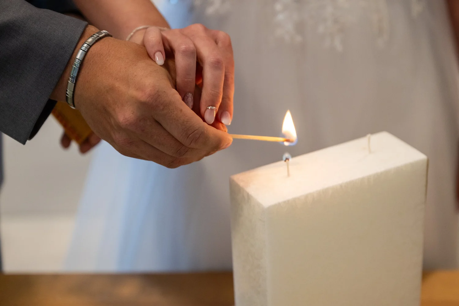 Hochzeitskerze wird bei der Trauung angezündet