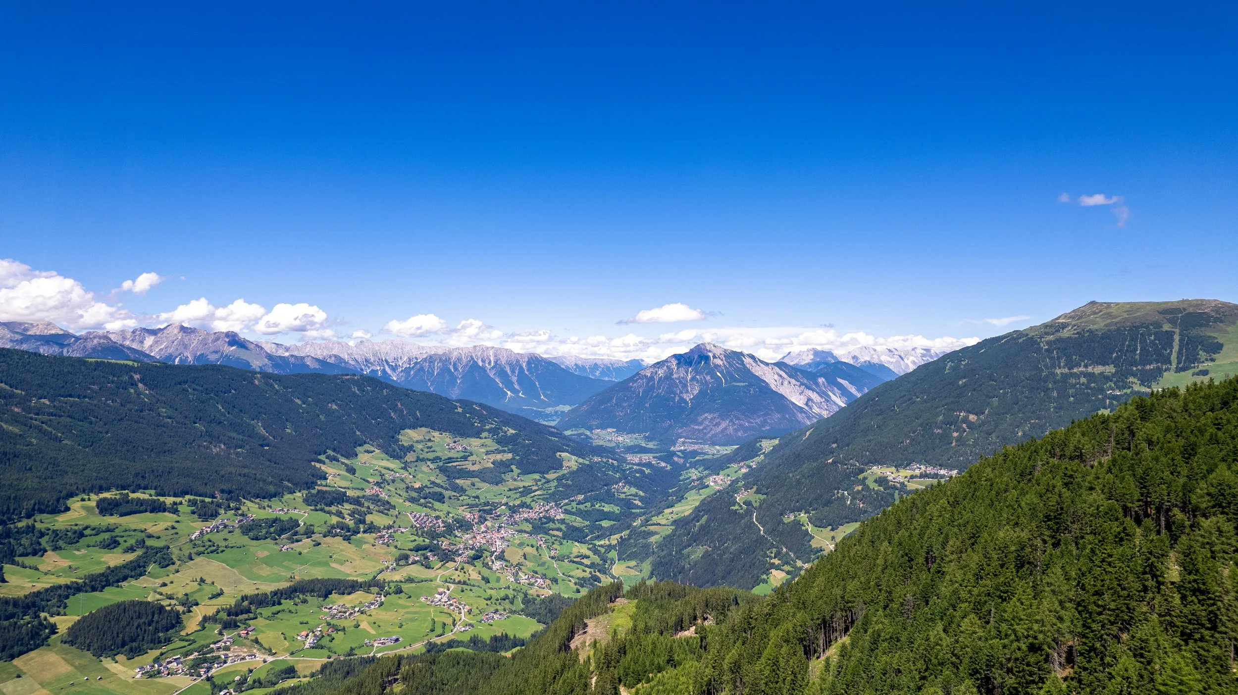 Drohnenaufnahme über dem Tiroler Oberland