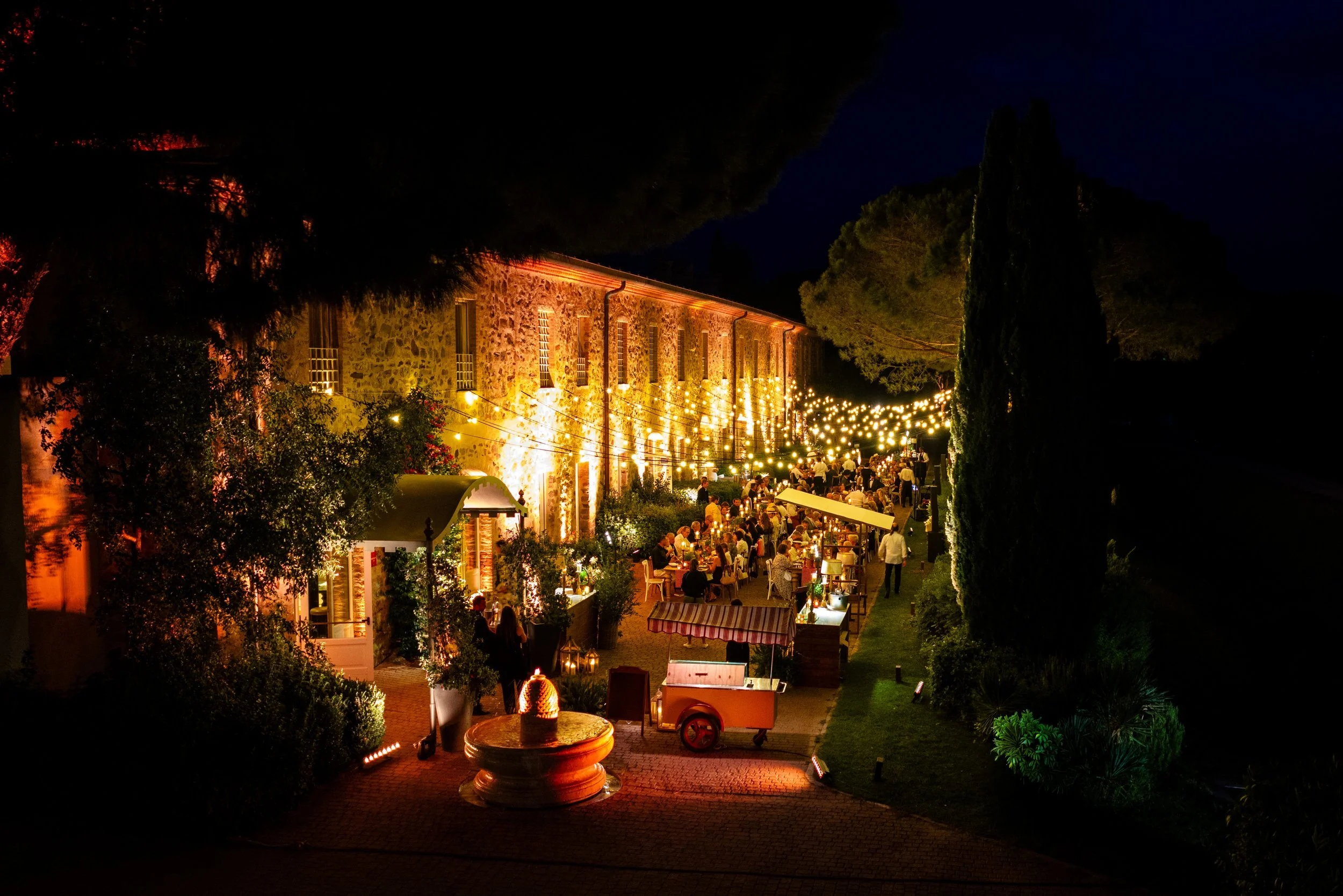 Beleuchteter Innenhof bei Nacht von oben