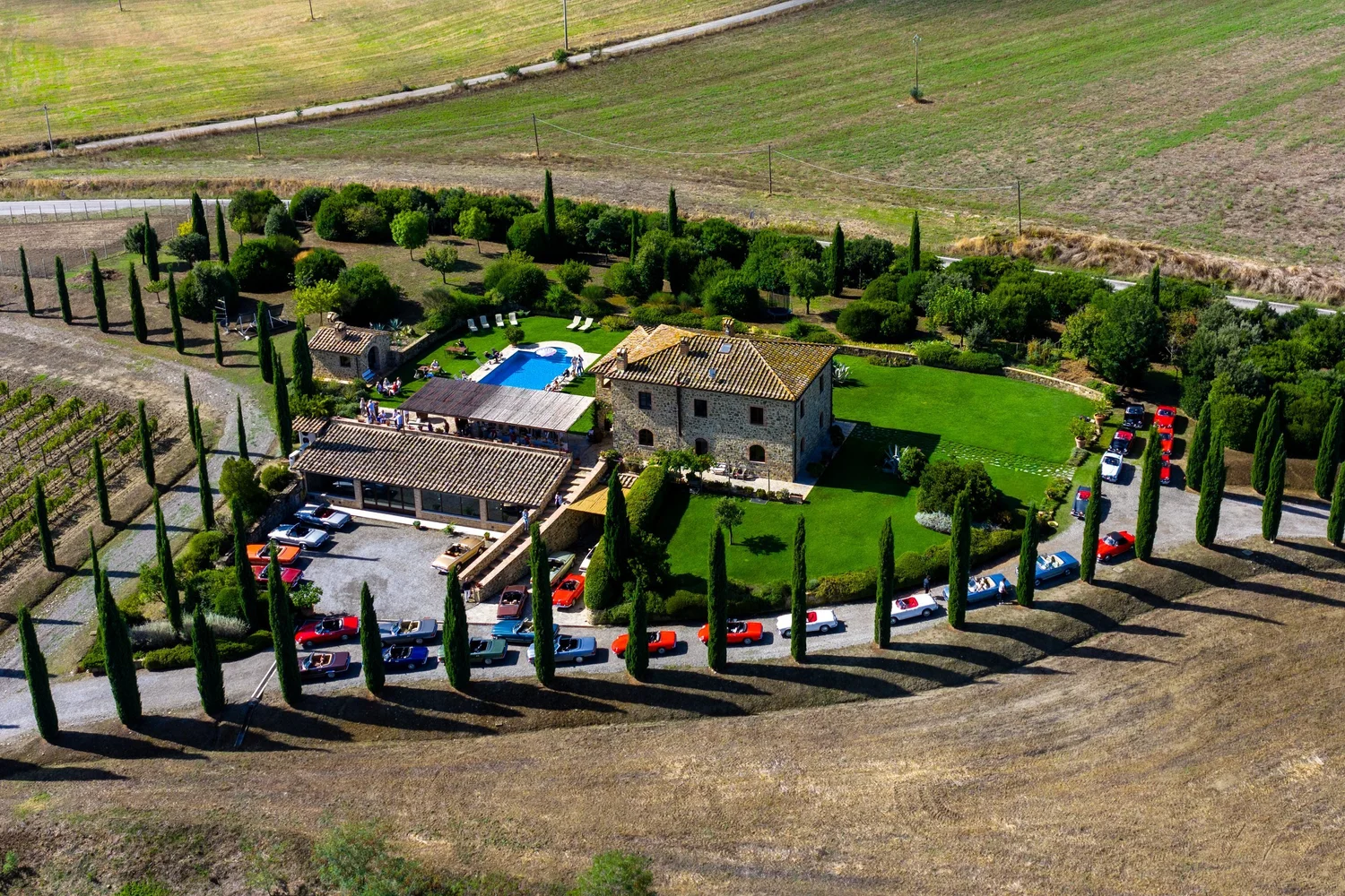 Villa mit Zypressenallee aus der Luft