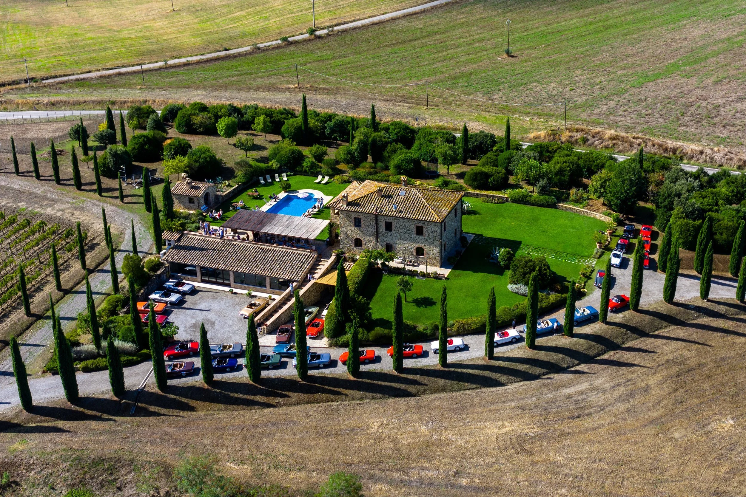 Villa mit Zypressenallee aus der Luft