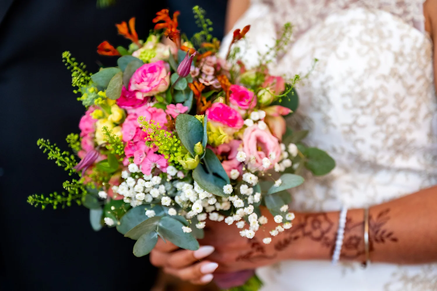 Bunter Brautstrauß mit Rosen und Schleierkraut
