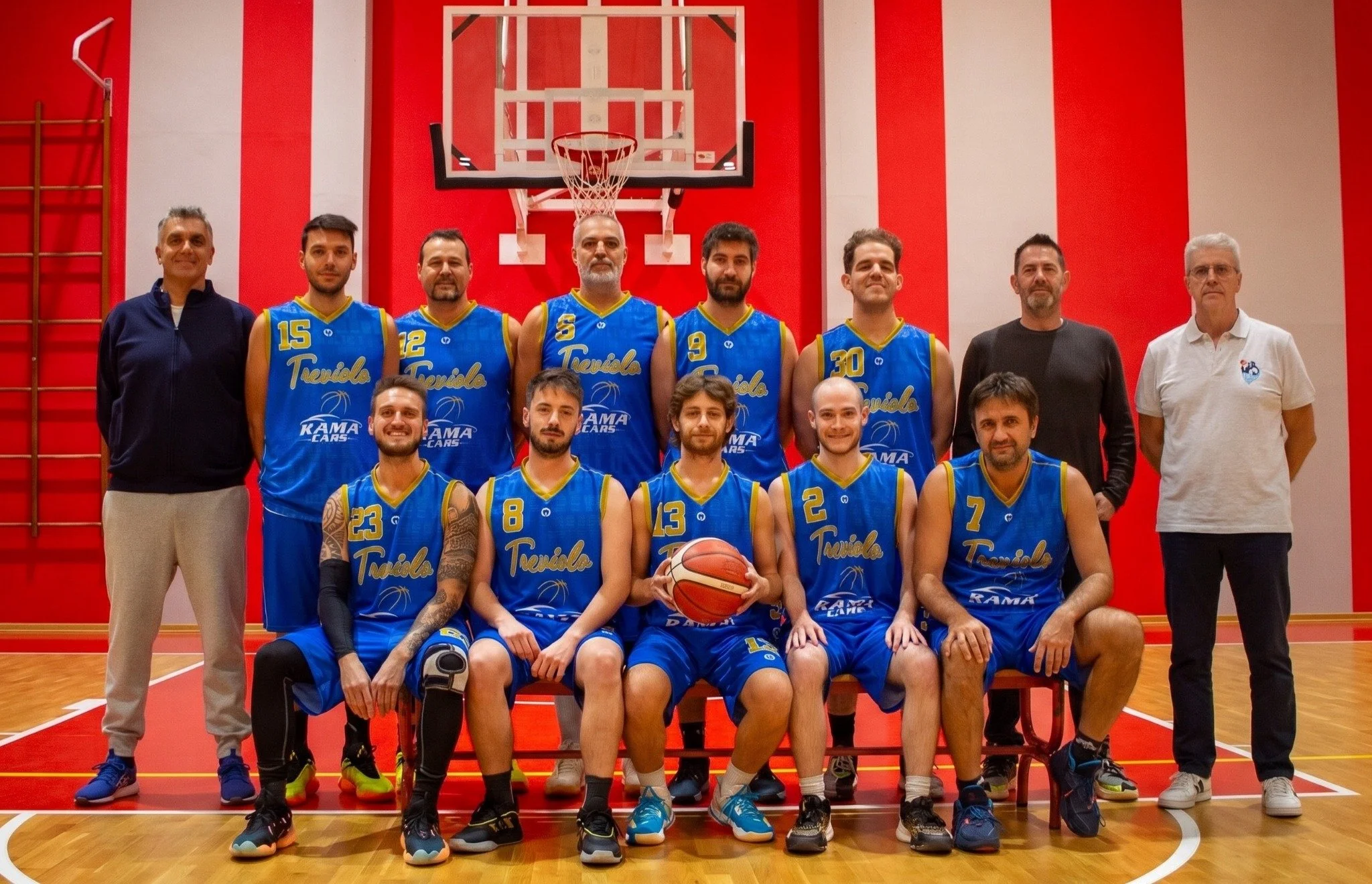 La squadra del Treviolo Basket CSI, campionato Open, con le divise sponsorizzate Rama Cars