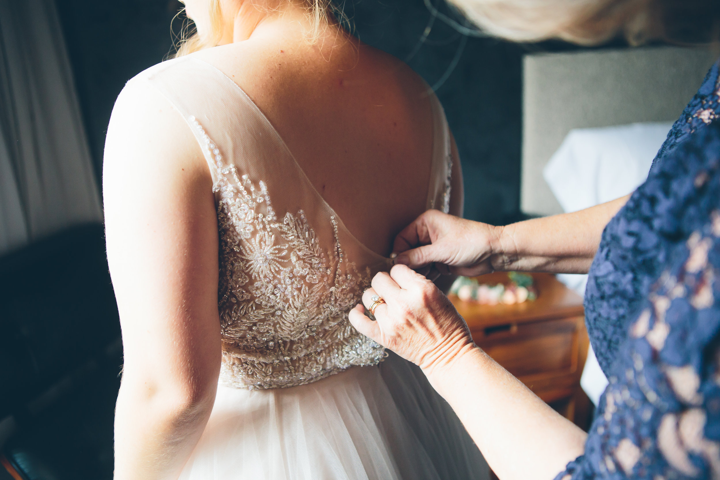 MARYBETH-THOMAS-NYC-WEDDING-BRIDEPREP-CYNTHIACHUNG-0174.jpg
