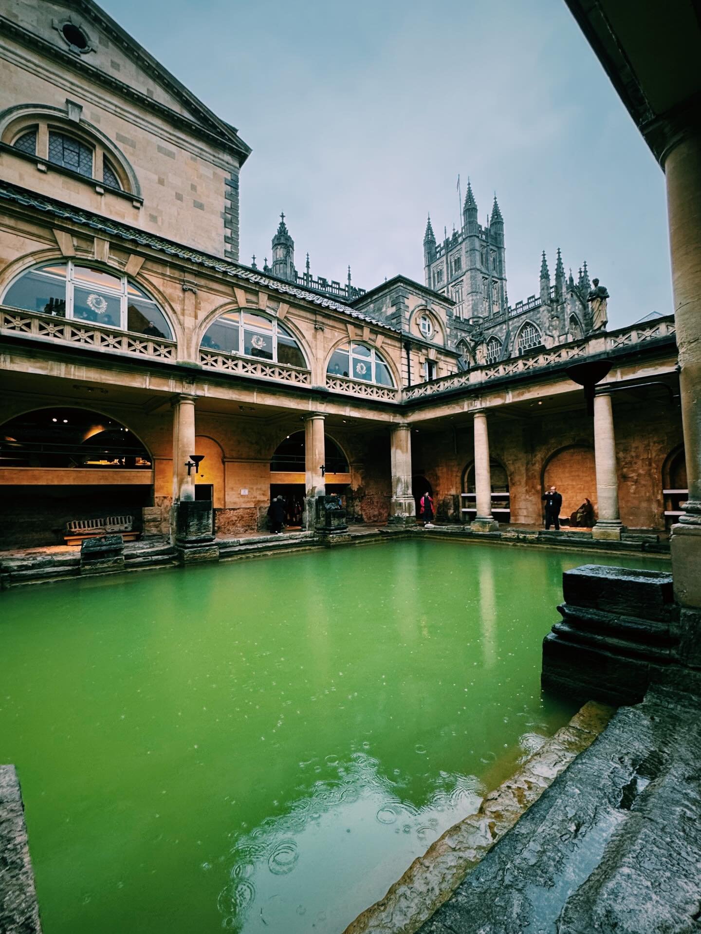 Bath is named for Roman baths in the centre of the city: an ancient Roman bathing complex built around 70AD, and preserved beautifully. And on this miserably rainy day, my friends @leapfearlessly and @kevinross came to visit, and we checked out this 