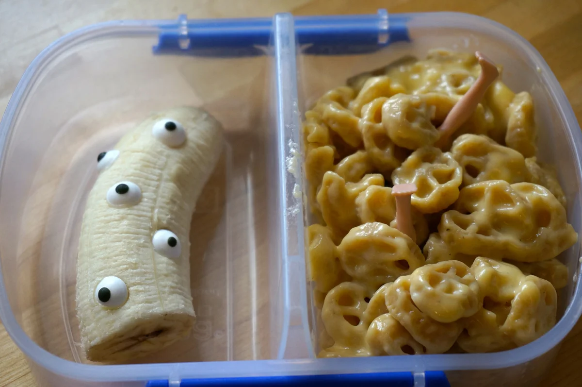 homemade mac and cheese with a hint of Polly Pocket + monster-eyed banana. (not shown: pretzels and seaweed)