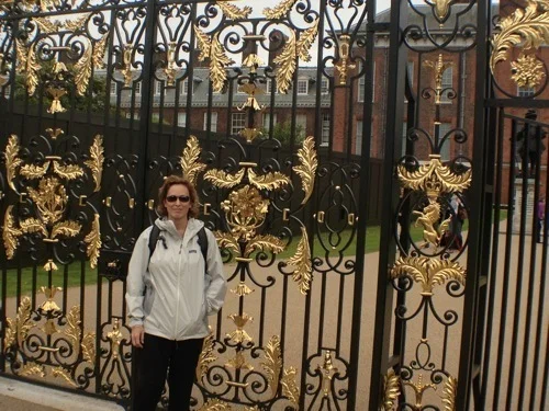 Who's that babe in front of the gate?