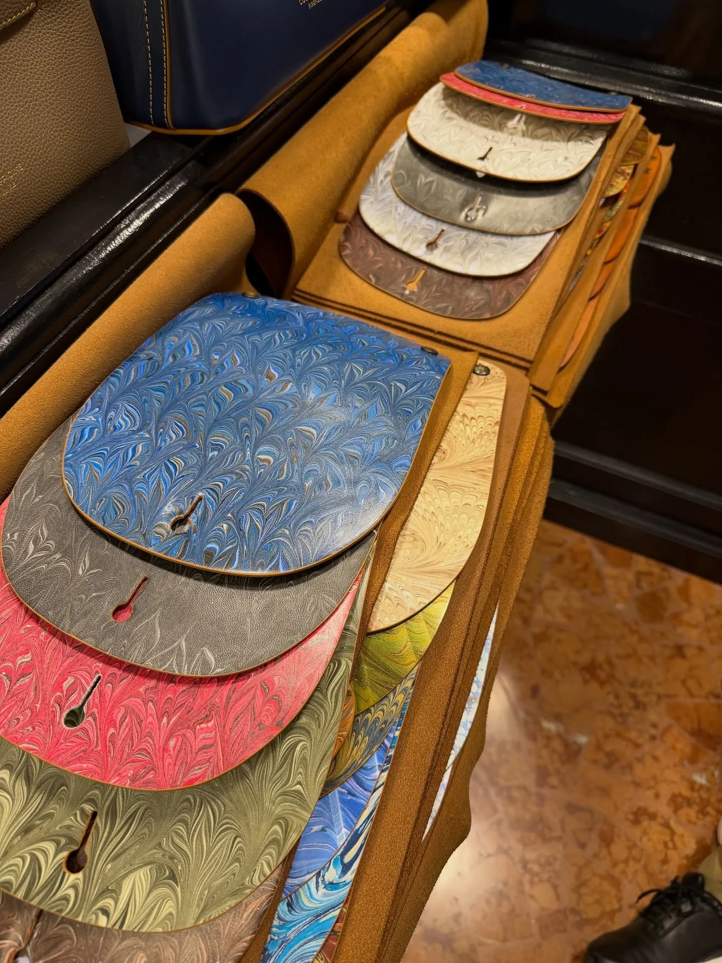 While in Florence, I spent time exploring some of the city’s iconic leather shops — the kind of places where you can smell the craftsmanship before you even step inside.
Every piece told a story. Not just of style, but of origin. Who mad