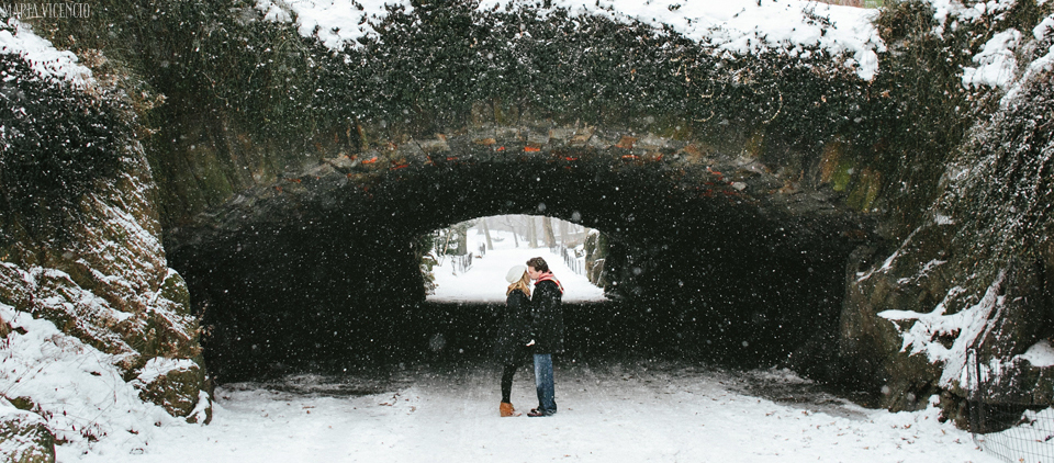 Snowy winter engagement by Maria Vicencio Photography