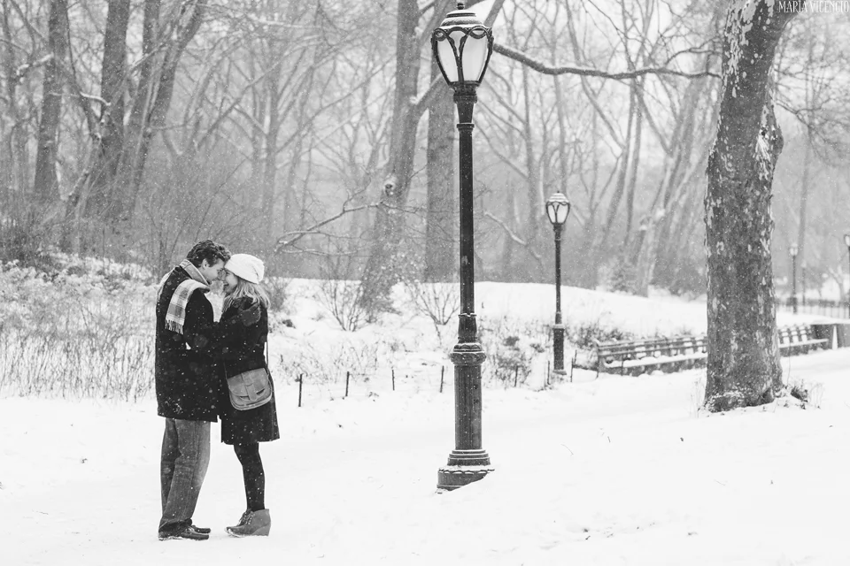Snowy winter engagement by Maria Vicencio Photography