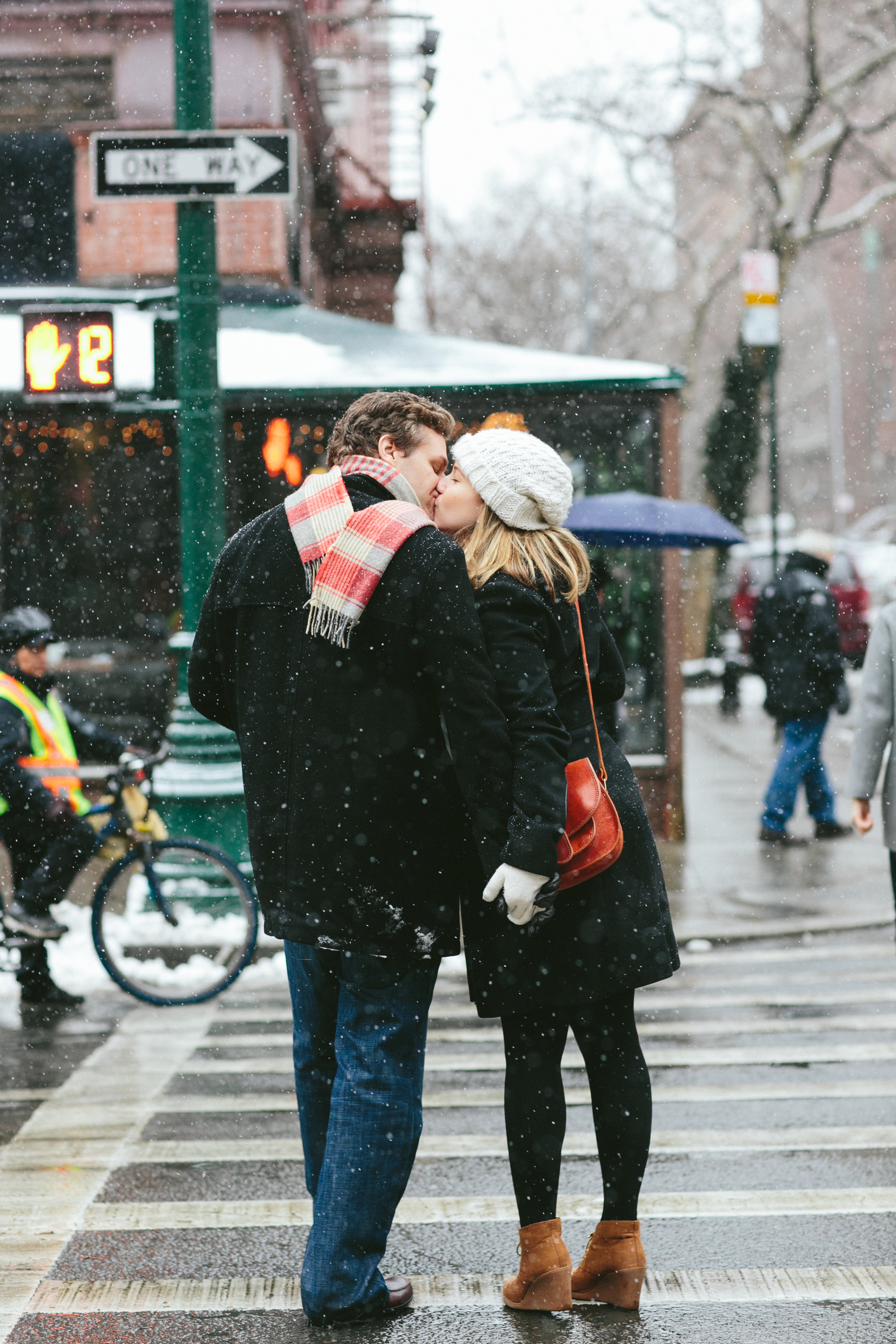 Snowy winter engagement by Maria Vicencio Photography