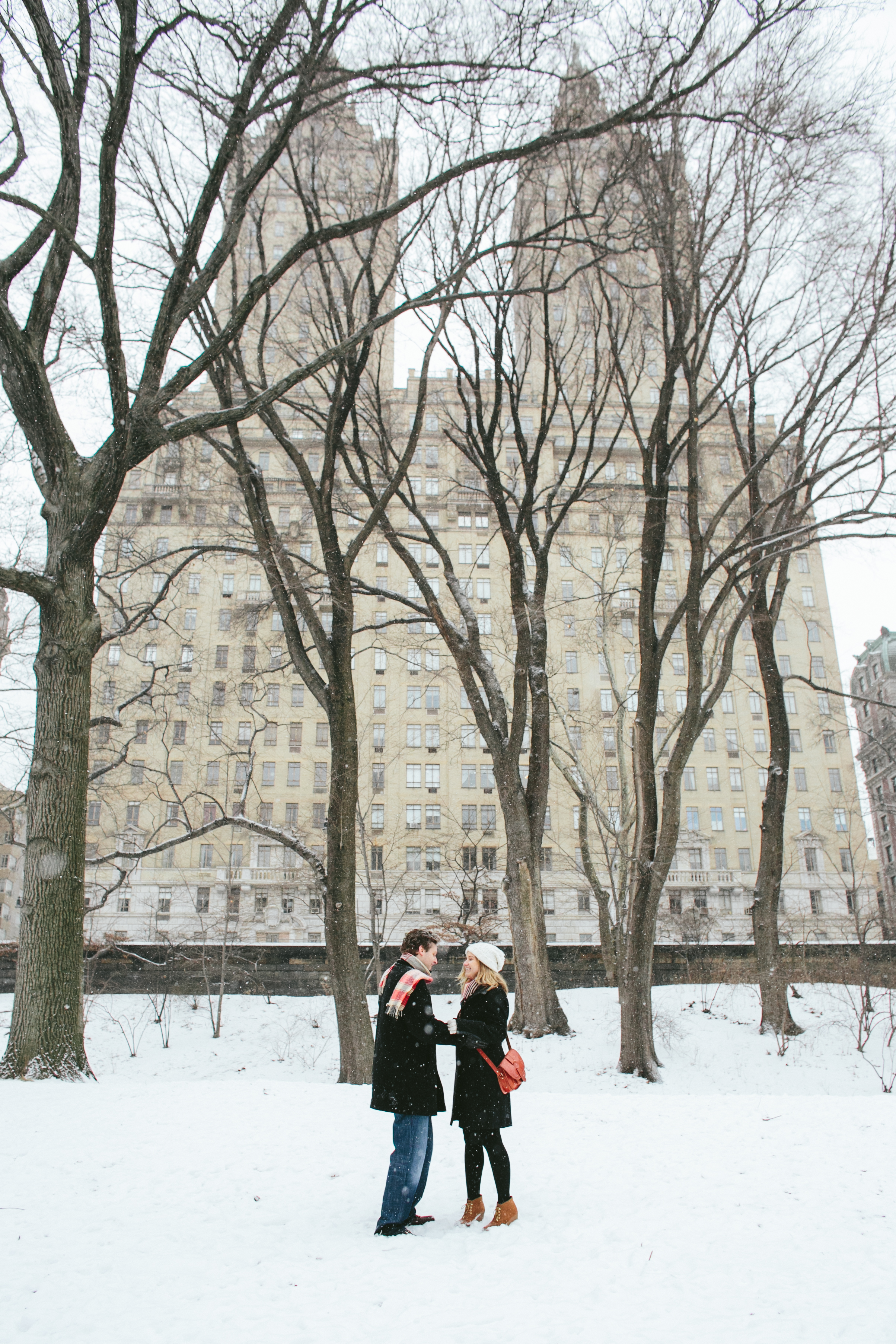 Snowy winter engagement by Maria Vicencio Photography