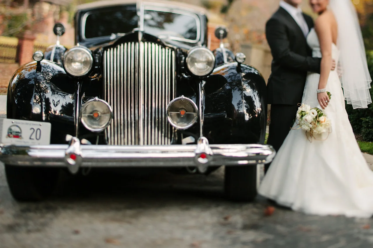 Bride and groom with vintage car - Maria Vicencio Photography Weddings