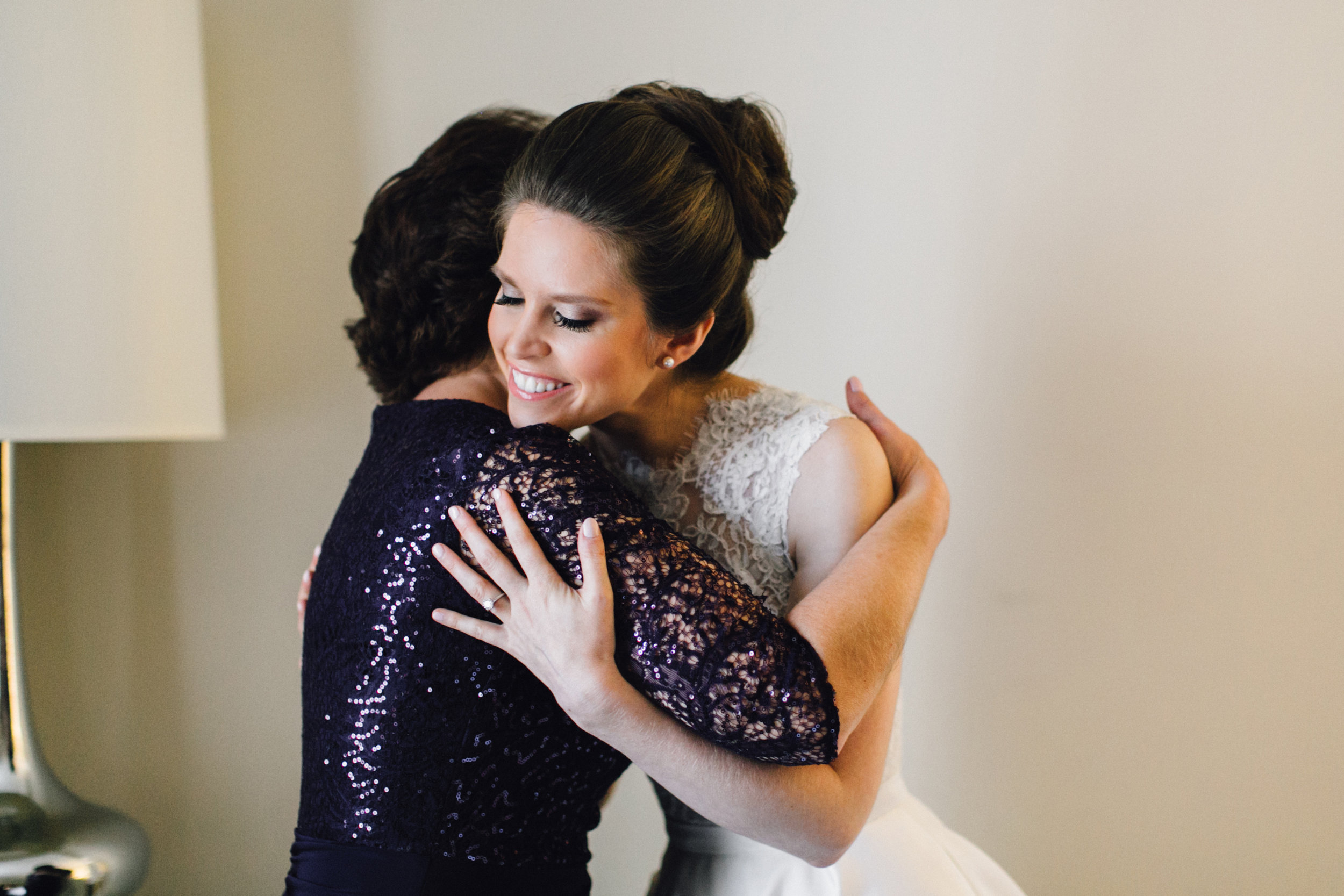 Bride hugging her mom - Maria Vicencio Photography Weddings