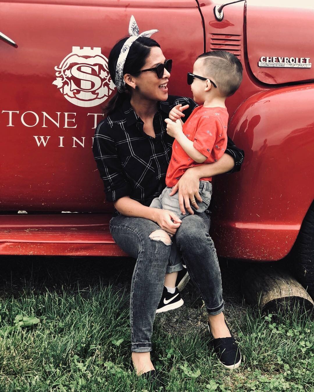 First winery trip with a toddler was a success! Wine for mama, grape juice for Hugo. 📷: @meganbeth1