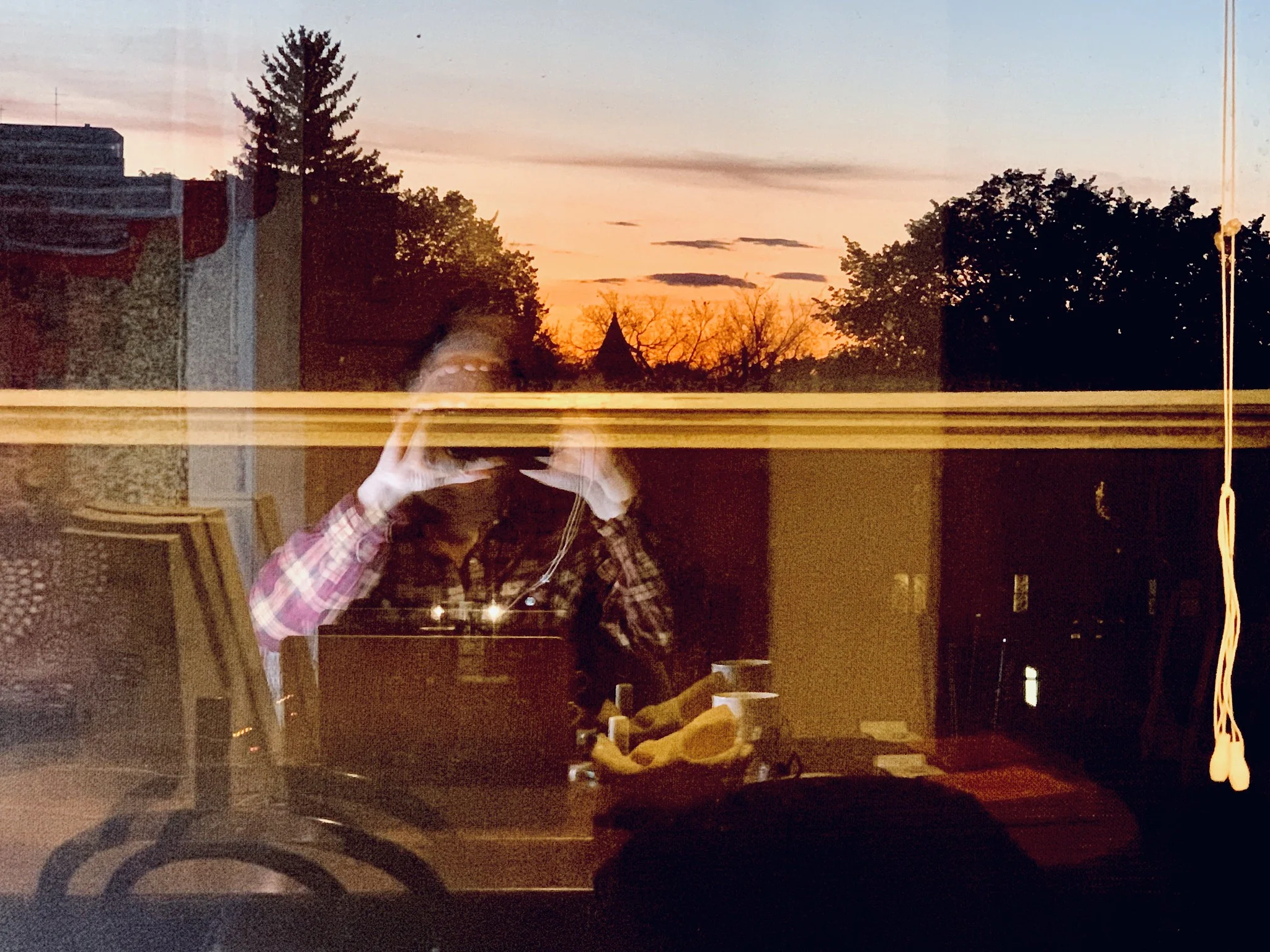 Gratitude List 1114: Sunset Colours, a New Workspace, Wool Slippers, Tea Heat, and Making and Reflection