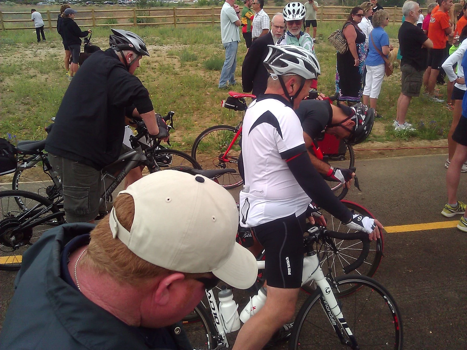 AVID BIKERS READY TO USE THE TRAIL