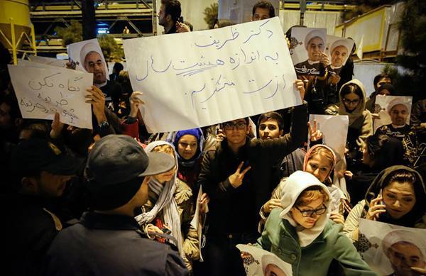 Iranians welcoming the Geneva delegation back home, Serat News, Nov. 25