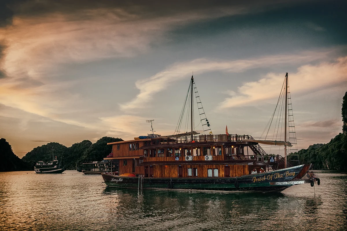 vietnam_halong_bay_sampan.jpg