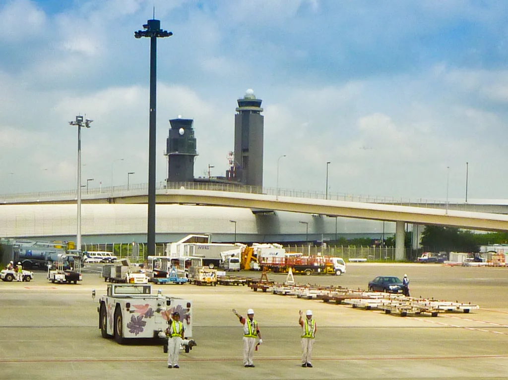  Ground crew waving goodbye