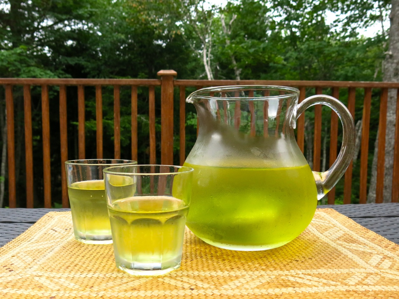 Текст на открытом воздухе чай со свежим. Green Cold Tea. На открытом воздухе чай со свежим. Cup of Green Cold Tea. Зеленый чай "колд Брю" гранат "28seeds".