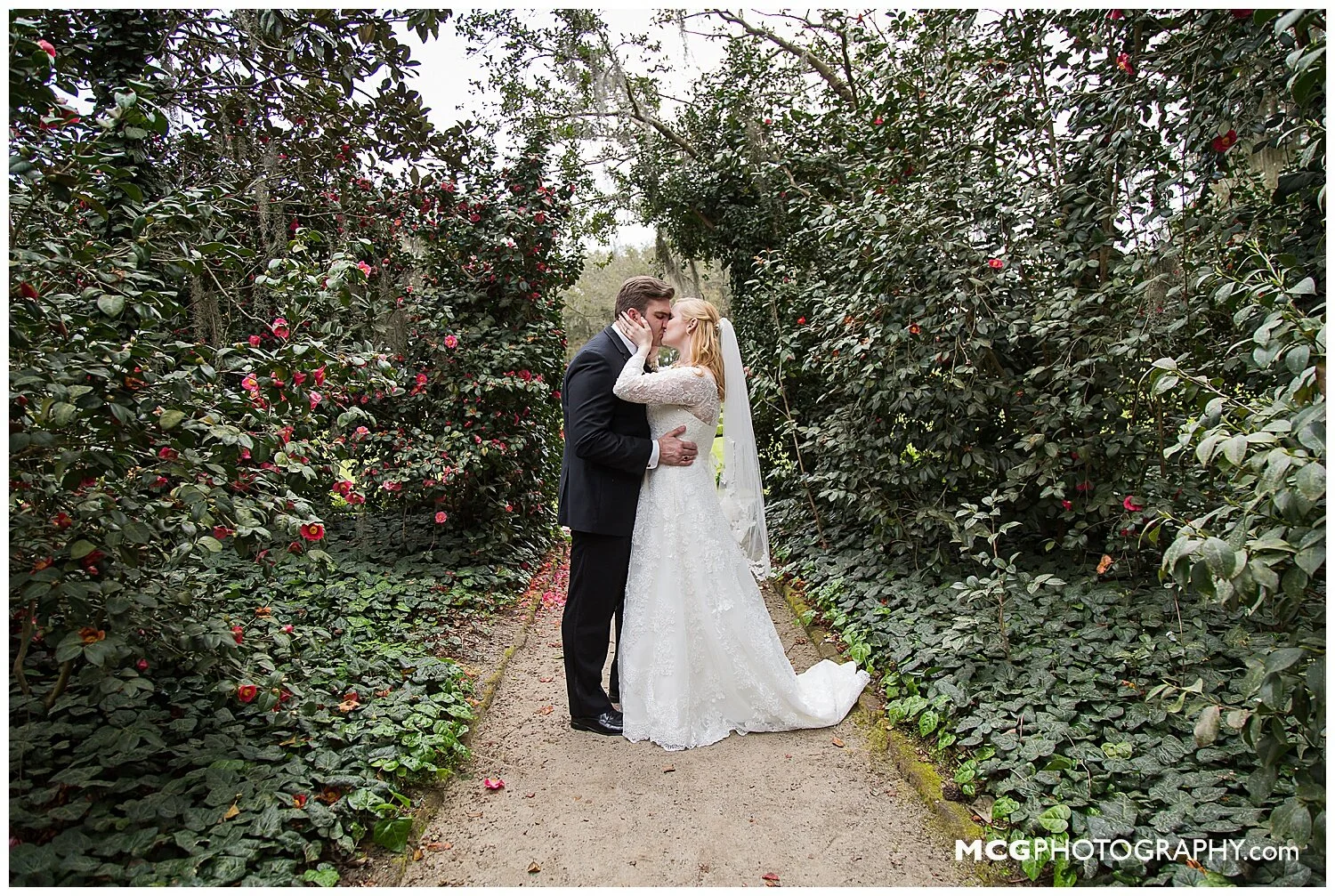 eloped couple kissing in Middleton Place gardens