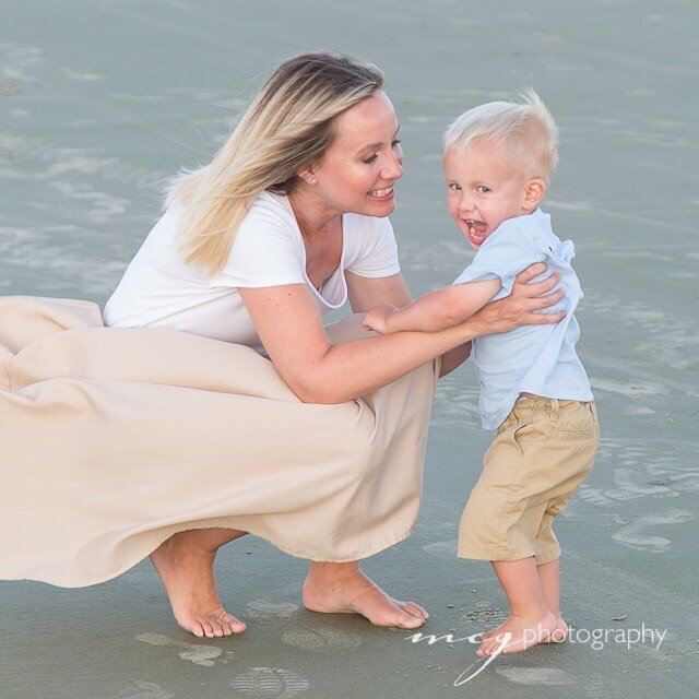 Capturing moments. Pure bliss of little ones running to mom with open arms and a huge grin. 📷🥰
*
*
*
#Kiawahphotographer #kiawahportraits #kiawahphotography