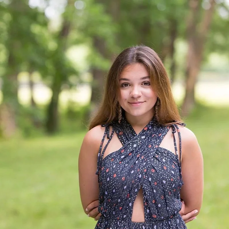 senior girl in green setting