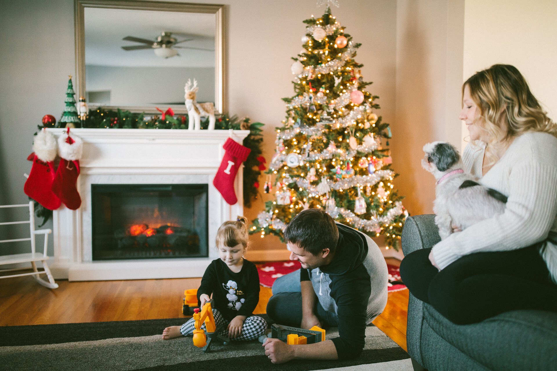 Cleveland Christmas Lifestyle Family Photographer 1.jpg