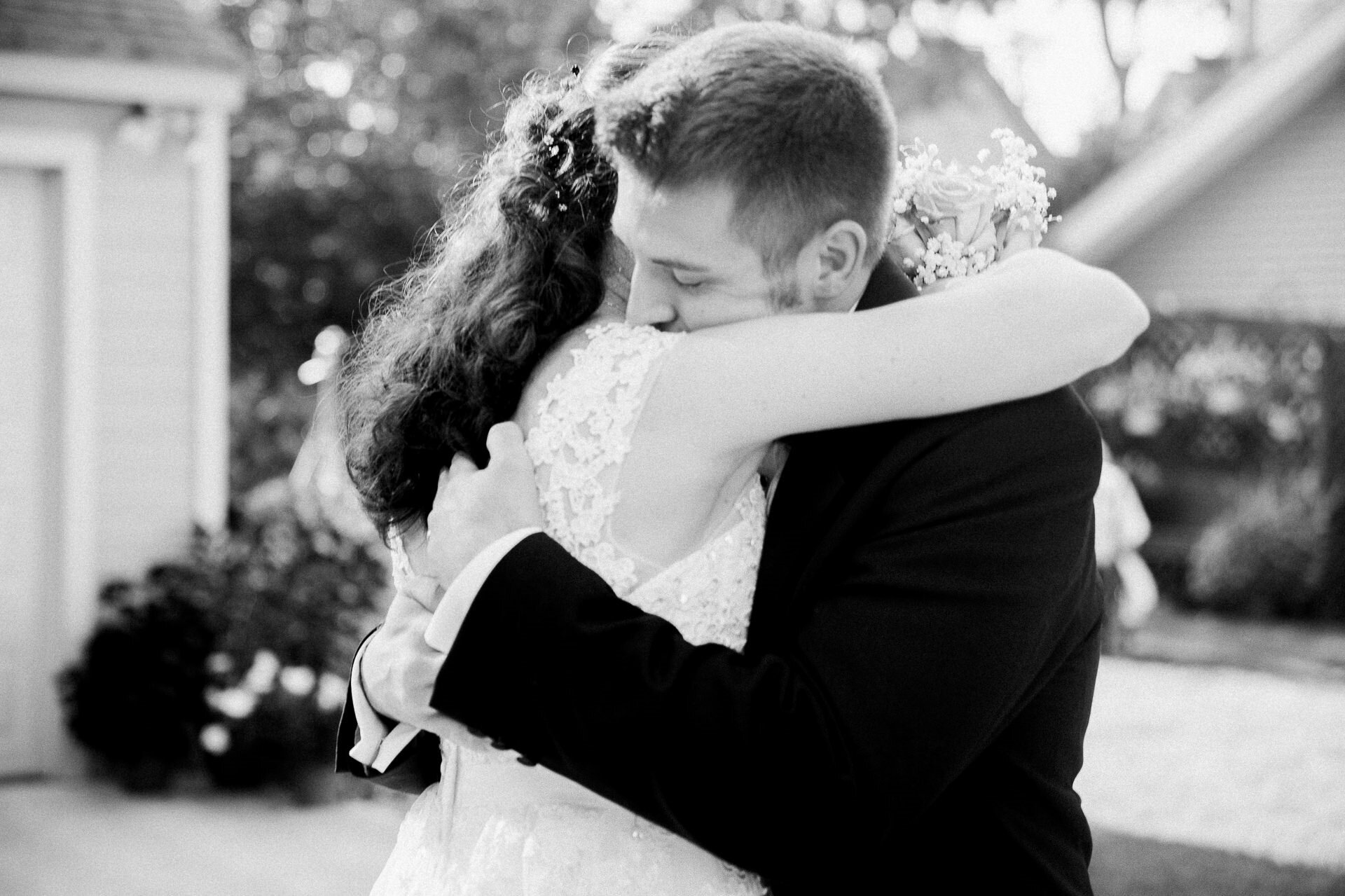 Lakewood Ohio Backyard Micro Wedding Photographer 1 31.jpg