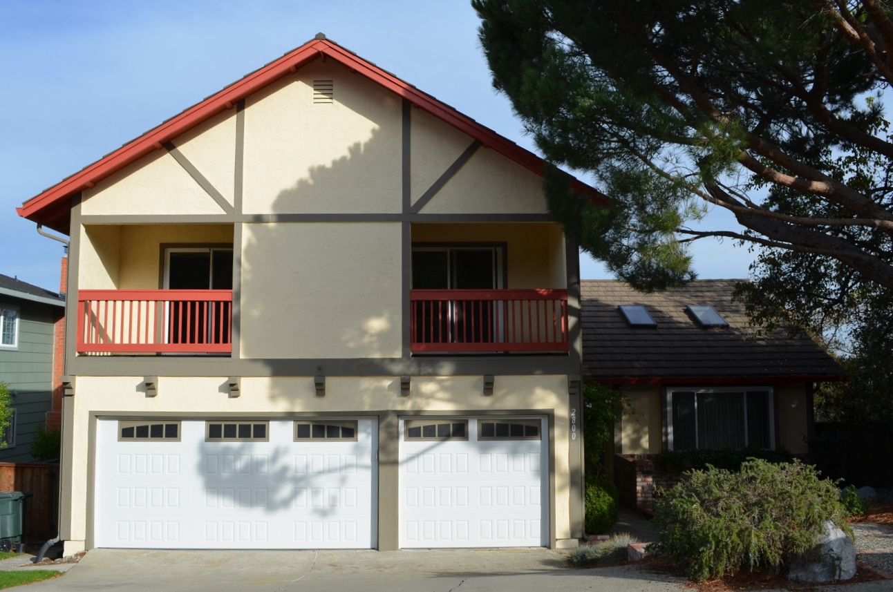 The existing front facing the street.