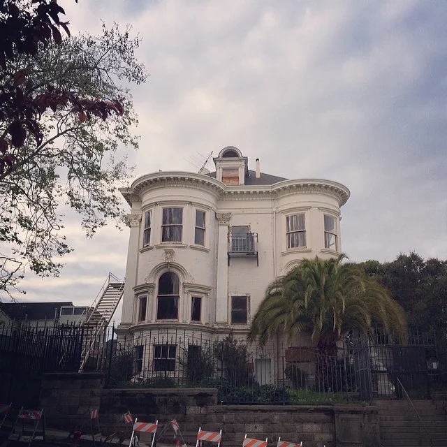Check out this massive manor is disrepair right next to Alamo Square. I love the antenna the most.