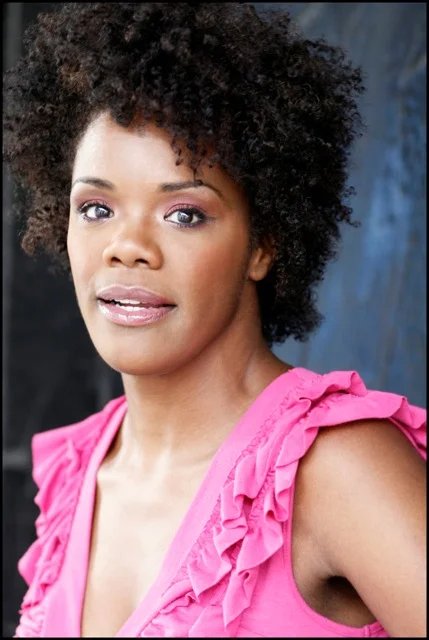 Roz pink headshot.jpeg
