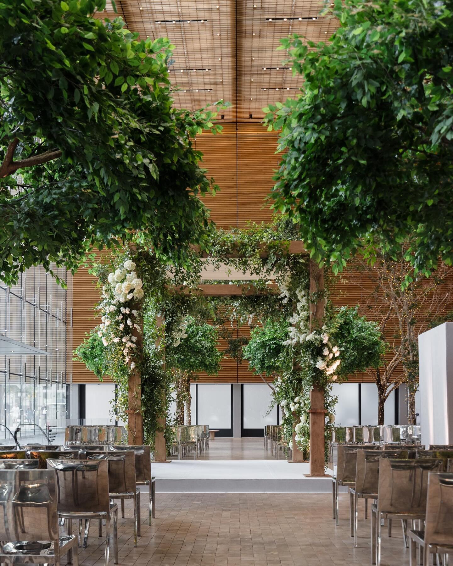 The outdoors were brought inside for this wedding. Enchanting forest meets modern architecture...and I&rsquo;m a fan!

@fultonevents
@bircheventdesign
@ewingrobin
@fsphiladelphia
@tpddesignhouse
@ebetalent
@steph_ebe
@kellstrain
@lovesickinc
@bayelle