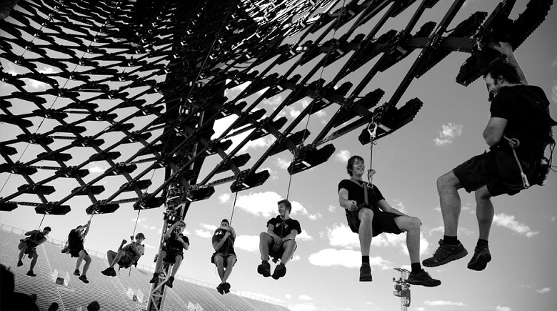 U2-crew-setting-up-The-Claw.png