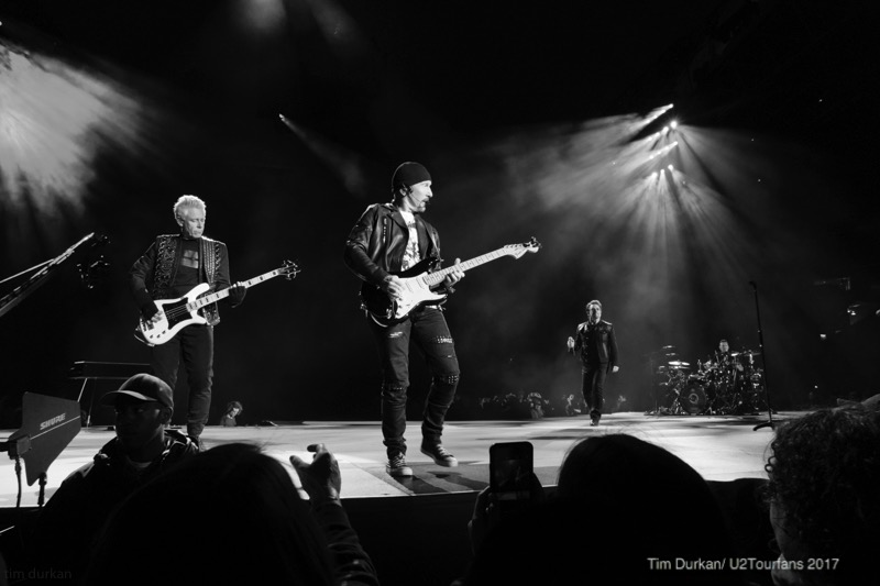 U2 / Tim Durkan / U2TOURFANS.com
